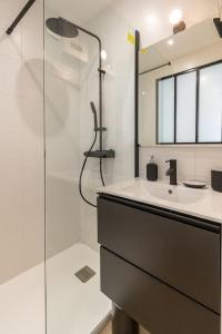 Un baño blanco con lavabo y ducha. en Maison familiale neuve, en Marsella 36 fotos más