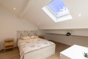 un dormitorio con una cama y una ventana en Maison familiale neuve, en Marsella