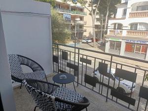 a view of a balcony with chairs and a table at Tropical Nights 2 Apartamento cerca de la playa in Cala Millor