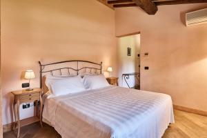 A bed or beds in a room at Borgo San Giusto