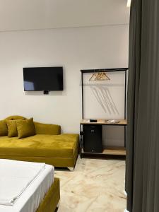 TV a/nebo společenská místnost v ubytování Suites by Era + 25 fotografií