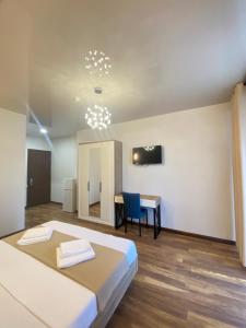 Postel nebo postele na pokoji v ubytování Hotel Leonardo