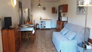 Kuchnia lub aneks kuchenny w obiekcie T2 aux portes du vieux Fréjus et 5 mn de la plage