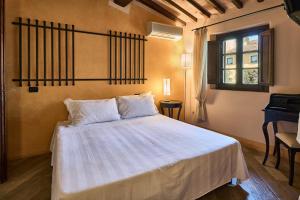 A bed or beds in a room at Borgo San Giusto