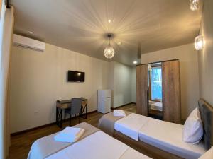 Postel nebo postele na pokoji v ubytování Hotel Leonardo