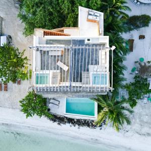 ホルボックス島にあるHotel Boutique Casa Muuch Holboxのビーチにある家の航空写真