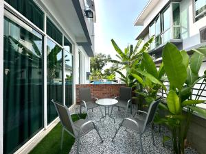 Μπαλκόνι ή βεράντα στο BNB Luxe Homestay, Rawang - pool, 18 pax