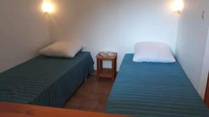 2 łóżka w małym pokoju z szafką nocną w obiekcie T2 aux portes du vieux Fréjus et 5 mn de la plage w Fréjus