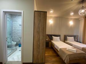 Postel nebo postele na pokoji v ubytování Hotel Leonardo