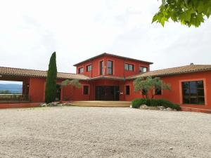 een rood huis met een oprit ervoor bij Maisonnette drômoise in Châteauneuf-sur-Isère