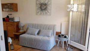 Kuchnia lub aneks kuchenny w obiekcie T2 aux portes du vieux Fréjus et 5 mn de la plage