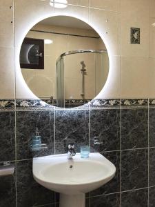 un bagno con lavandino e specchio di Villa Seashell a Prčanj