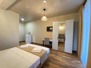 Postel nebo postele na pokoji v ubytování Hotel Leonardo