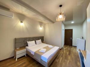 Postel nebo postele na pokoji v ubytování Hotel Leonardo