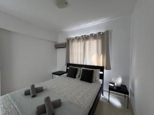 Una cama o camas en una habitación de 1st Class Location with Sea&Pool View 15 fotos más