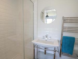 Un baño blanco con lavabo y ducha en Cysgod Y Garn, en Newport 25 fotos más