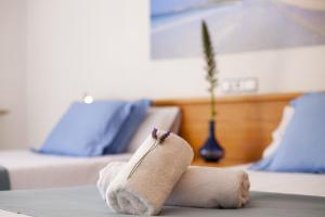 - une serviette roulée assise sur une table dans une pièce dans l'établissement Apartamento Estándar 2, à Colonia Sant Jordi 4 autres photos