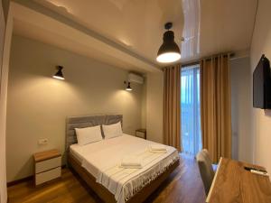 Postel nebo postele na pokoji v ubytování Hotel Leonardo