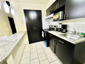 Kuchyň nebo kuchyňský kout v ubytování Spacious & Comfy 3 bedroom apartment