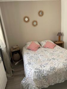 a bedroom with a bed with two mirrors on the wall at Charmante maison de ville in Mirepoix