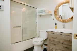 Un baño con ducha, inodoro y lavabo. en Cottage by the Sea: Pagnotto Shellback House, en Oak Island 70 fotos más