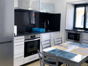 Kuchyňa alebo kuchynka v ubytovaní Apartamentos Loncho Finisterre