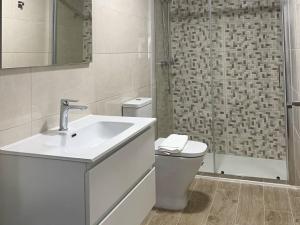 Kúpeľňa v ubytovaní Apartamentos Loncho Finisterre + 37 fotografií