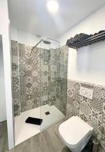 ein Badezimmer mit Dusche und Toilette in der Unterkunft La Lajita Barca Beach Sunset in Lajita + 12 Fotos