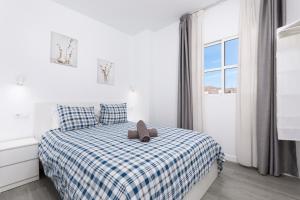 ein Schlafzimmer mit einem Bett, auf dem ein Teddybär liegt in der Unterkunft La Lajita Barca Beach Sunset in Lajita