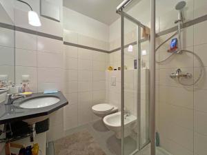 Un baño con ducha, inodoro y lavabo. en Haus Margaret By Globalimmoservice, en Bad Kleinkirchheim 11 fotos más