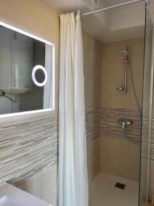 Un baño con ducha con cortina de ducha. en Canet Studio, en Canet-en-Roussillon