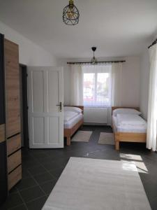 Postel nebo postele na pokoji v ubytování Apartmán u Šenků