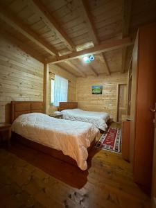 Postel nebo postele na pokoji v ubytování Heldi Eco Camping + 27 fotografií