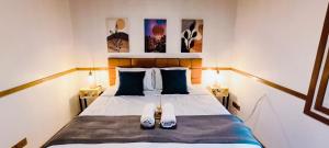 una camera da letto con un letto con le scarpe sopra di Allianz Parque, piscina, churrasqueira e dois shoppings centers a San Paolo
