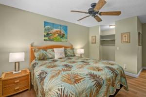 Postel nebo postele na pokoji v ubytování 1Br 1Ba Kahala Tropical Dream, Pool, Garden View 513