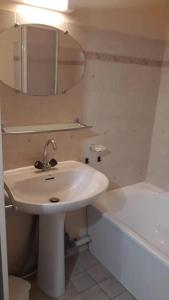 Łazienka w obiekcie T2 aux portes du vieux Fréjus et 5 mn de la plage