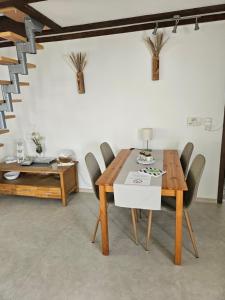 a dining room with a wooden table and chairs at Ferienhaus Albers in Oberlangen