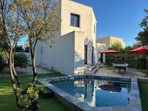 a house with a swimming pool in the yard at Villa en bord de plage in Sète