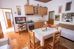 Φωτογραφία από το άλμπουμ του Guesthouse near Llogara National Park σε Dukat