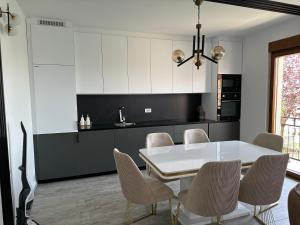 Kuchyň nebo kuchyňský kout v ubytování Treva Hotel & Apartaments