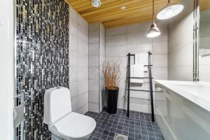 a bathroom with a toilet and a sink at Ellivuori Asuinhuoneistot Apartments in Sastamala +84 photos