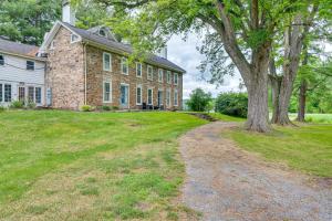O grădină în afara Historic Home on Farm, 15 Mi to Williamsport!