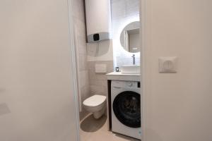 een badkamer met toilet en wastafel bij Joli studio proche de paris -pantin in Pantin