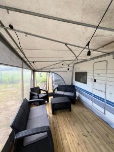 Postel nebo postele na pokoji v ubytování Przyczepy kempingowe Nad Zatoką + 37 fotografií