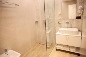 Koupelna v ubytování Sky Hotel Korce