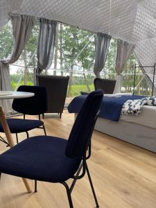 Część wypoczynkowa w obiekcie Borowy Glamp więcej niż domki
