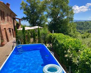 Bazén v ubytování Grove Cottage: Immersed in nature & close to town nebo v jeho okolí
