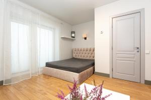 a small bedroom with a bed and a window at Fetingas in Šventoji