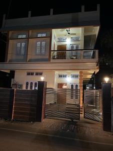 Galeriebild der Unterkunft Riverside Palm Condo with AC near Kamakhya Temple in Guwahati