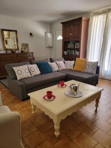ランブクにあるMaison T4, campagne Provençale calme, tout confortのソファとコーヒーテーブルのあるリビングルーム